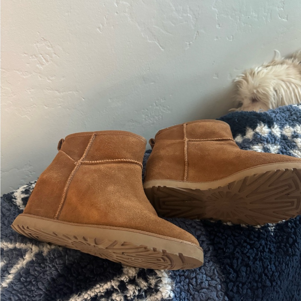 Adoreable WEDGE heel ankle high UGG boots.